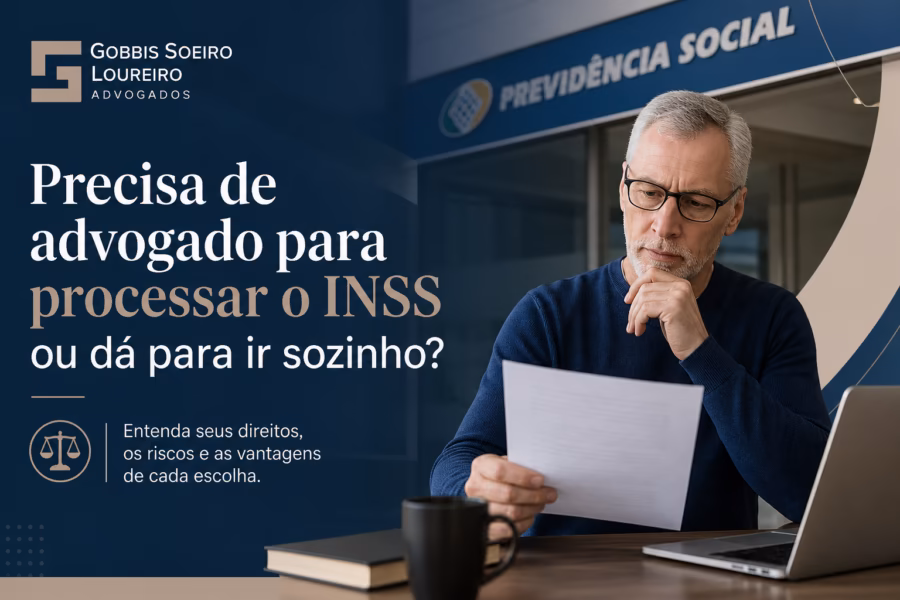 Profissional previdenciário analisando documentação de processo contra o INSS em escritório